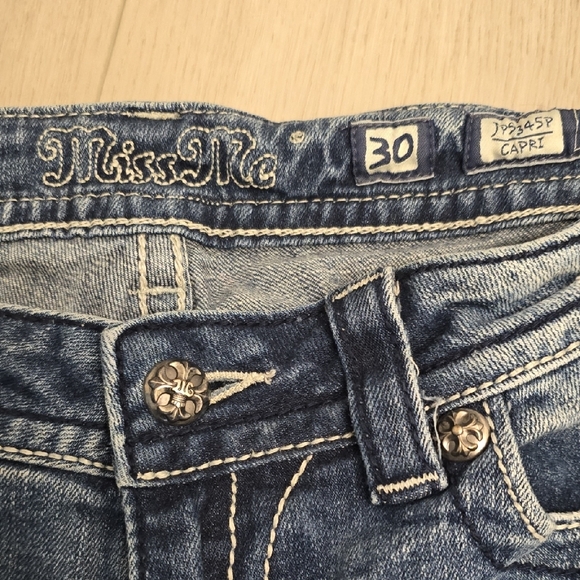 Miss Me Capri Jeans - Picture 5 of 7